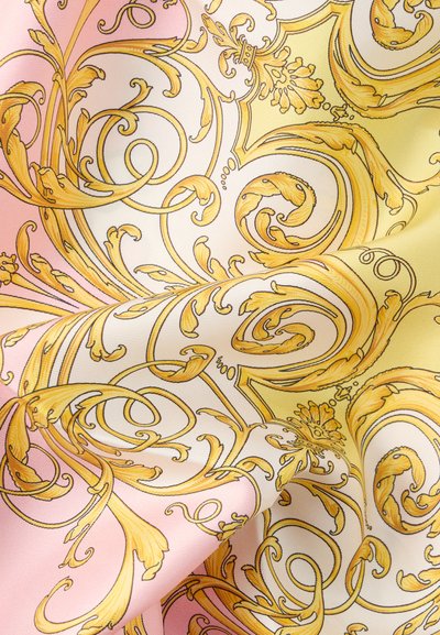 Υφασμα με φόντο σε αποχρώσεις ροζ και κίτρινο, με περίπλοκα χρυσά λουλουδένια και σπειροειδή μοτίβα. Ομαλή υφή, λεπτομερής σχεδιασμός γραμμών.