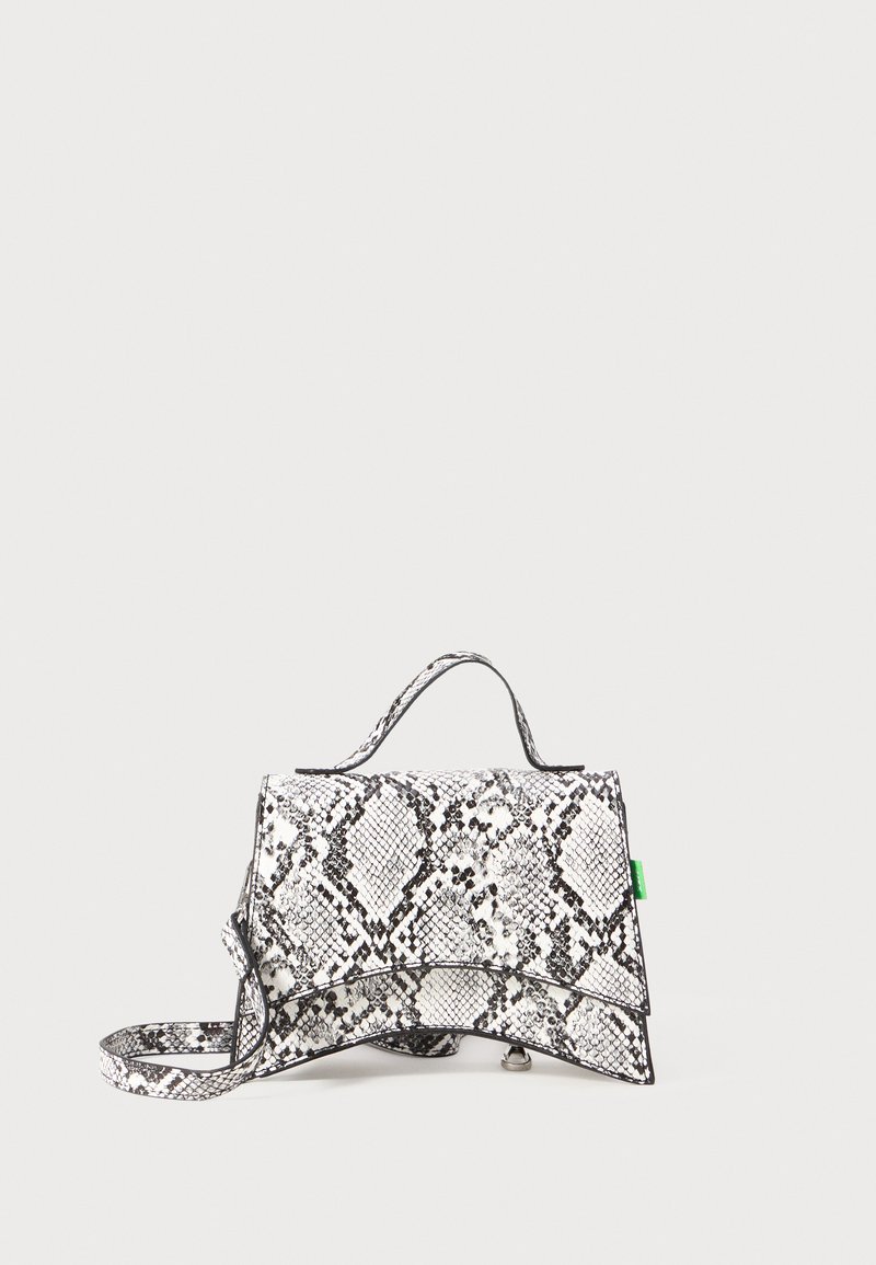 Python-print torbica, bela in črna, strukturiran dizajn z zgornjim ročajem in snemljivim trakom, zložena sprednja klapa in zelena oznaka.