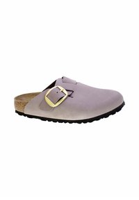 Zoccolo in suede viola con sottopiede in sughero, dotato di fibbia dorata regolabile e suola in gomma nera. Nessun motivo o texture evidente.