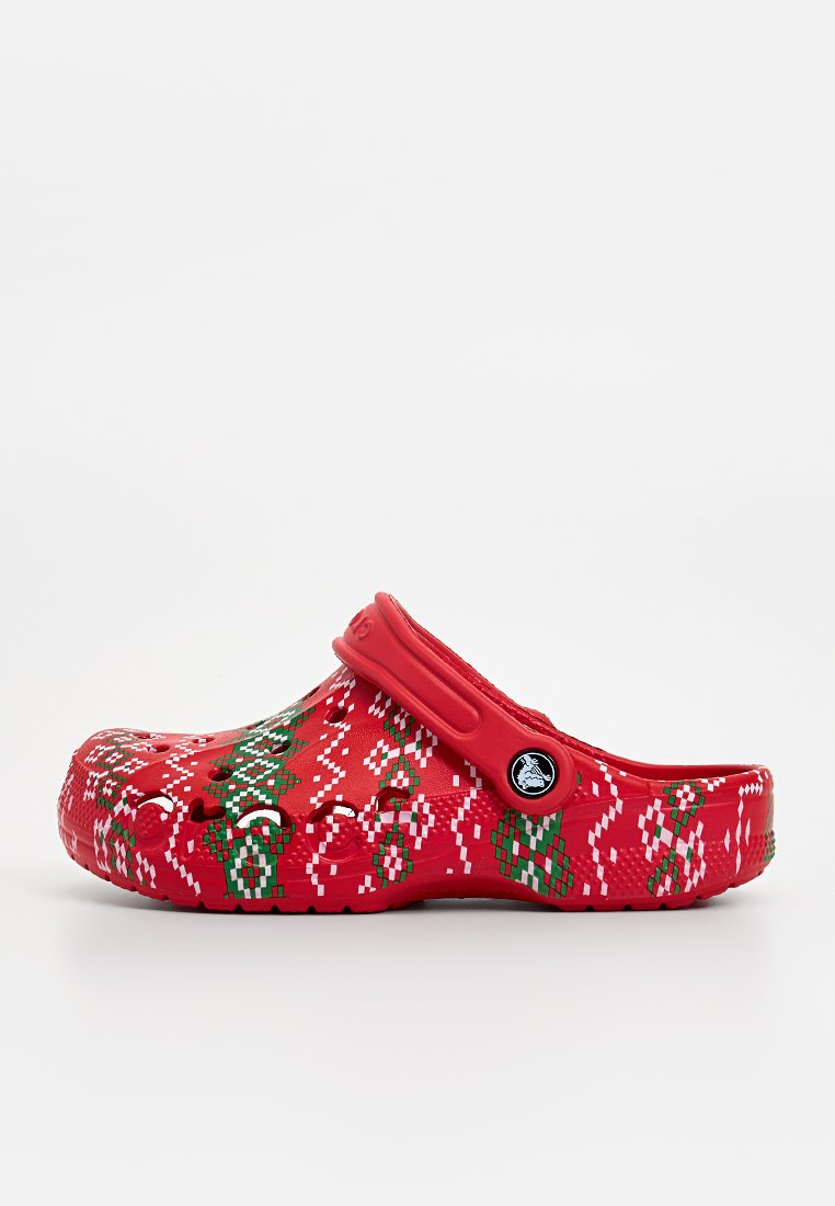 Zoccolo di plastica rossa con un design a motivi caratterizzato da accenti verdi e bianchi. Include un cinturino sul retro per una vestibilità sicura. Superficie a trama per una buona presa.