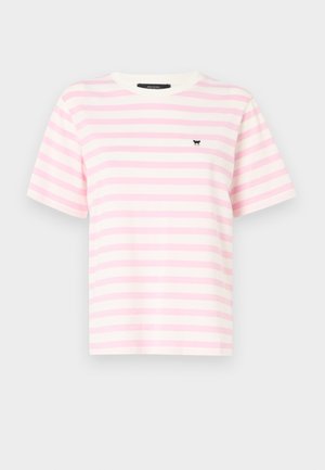 Camiseta de manga corta a rayas en rosa suave y blanco, hecha de algodón. Presenta un cuello redondo y un pequeño logo negro en el pecho.