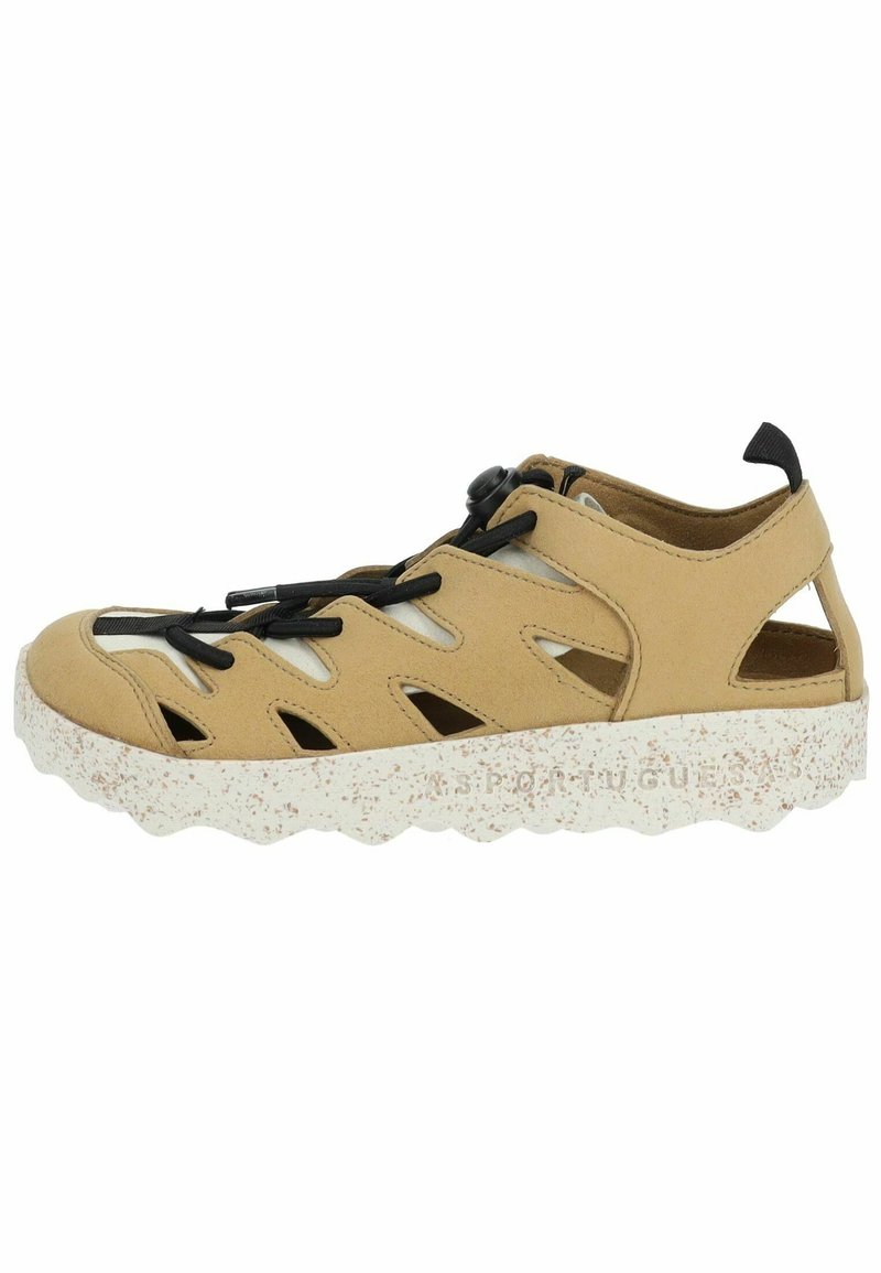 Světle hnědé tenisky s výřezovým designem, černými tkaničkami a texturovanou bílou skvrnitou podrážkou. Obsahují měkký semišový materiál a otevřenou patu.