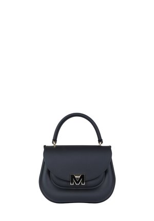 Borsa in pelle nera con patta arrotondata, manico superiore e chiusura in metallo argentato a forma di "M" al centro davanti.