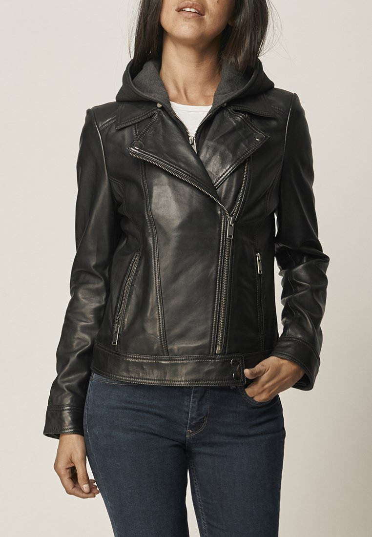 Giubbotto moto in pelle nera con zip frontale, colletto asimmetrico e cappuccio grigio. Presenta tasche con zip e un design aderente.