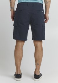Marine cargo shorts med fire lommer, rett snitt og bomullsmateriale. Kjennemerker inkluderer beltehemper og ren kanten.