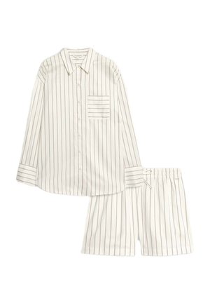 Hvid button-up pyjamasoverdel med vertikale, tynde brune striber og matchende stribede shorts med snøre i livet.