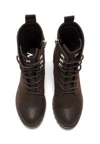 Botas de tobillo marrones con un upper de ante texturizado, punta redonda, cordones decorativos y cremalleras laterales; cuenta con ojales de metal y costuras sutiles.