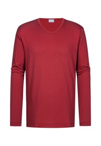 Rode lange mouwen V-hals shirt gemaakt van zachte stof met een gladde textuur en nette stiksels. Eenvoudig ontwerp zonder patronen of accenten.