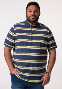 Polo tričko s krátkým rukávem v námořnické modré barvě s vodorovnými pruhy ve žluté, bílé a červené. Obsahuje límec a decentní logo.