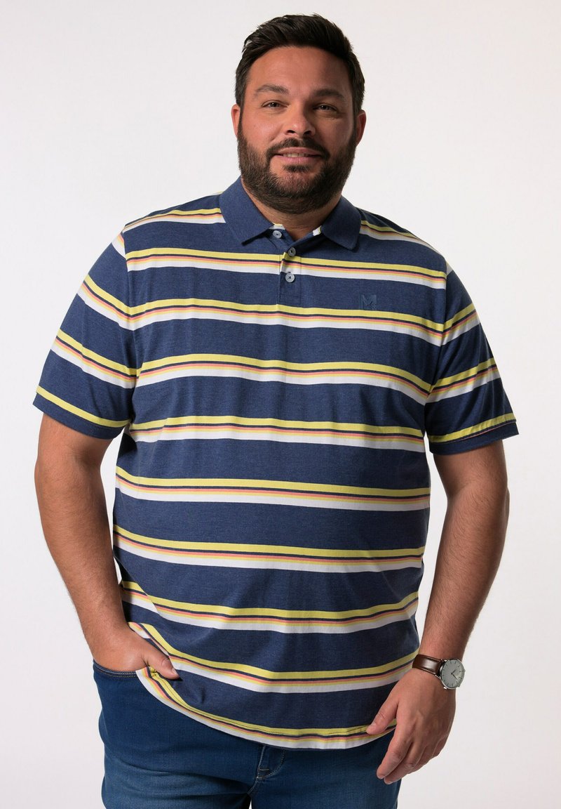 Polo tričko s krátkým rukávem v námořnické modré barvě s vodorovnými pruhy ve žluté, bílé a červené. Obsahuje límec a decentní logo.