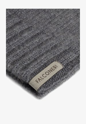 Grå strikket hue lavet af uld, med ribbet tekstur og et tanfarvet stofmærke med brandnavnet "FALCONERI" syet på siden.