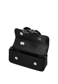 Fekete kézitáska sima műbőr külsővel, patentos záródásokkal és pöttyös anyagból készült vállpánttal. Belsejében egy csúsztatható zseb és elegáns bélés található.