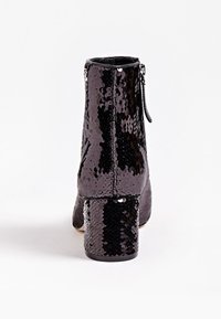 Stivale alla caviglia con paillettes nere e tacco a blocco, caratterizzato da una chiusura con zip sul lato e una superficie liscia attraverso il luccichio.