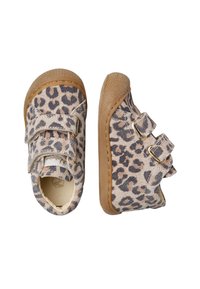 Dětské boty s leopardím potiskem, se dvěma nastavitelnými popruhy a texturovanými hnědými gumovými podrážkami a špičkami.