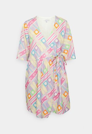 Vestuário cruzado em tecido leve com um padrão geométrico pastel de círculos e linhas. Mangas curtas e um fecho com laço na cintura.