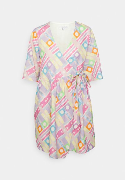 Vestuário cruzado em tecido leve com um padrão geométrico pastel de círculos e linhas. Mangas curtas e um fecho com laço na cintura.