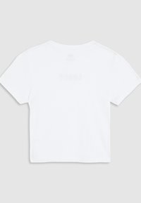 T-shirt bianco cropped in cotone, con maniche corte e collo rotondo. Dettaglio di testo discreto sul retro. Texture liscia.