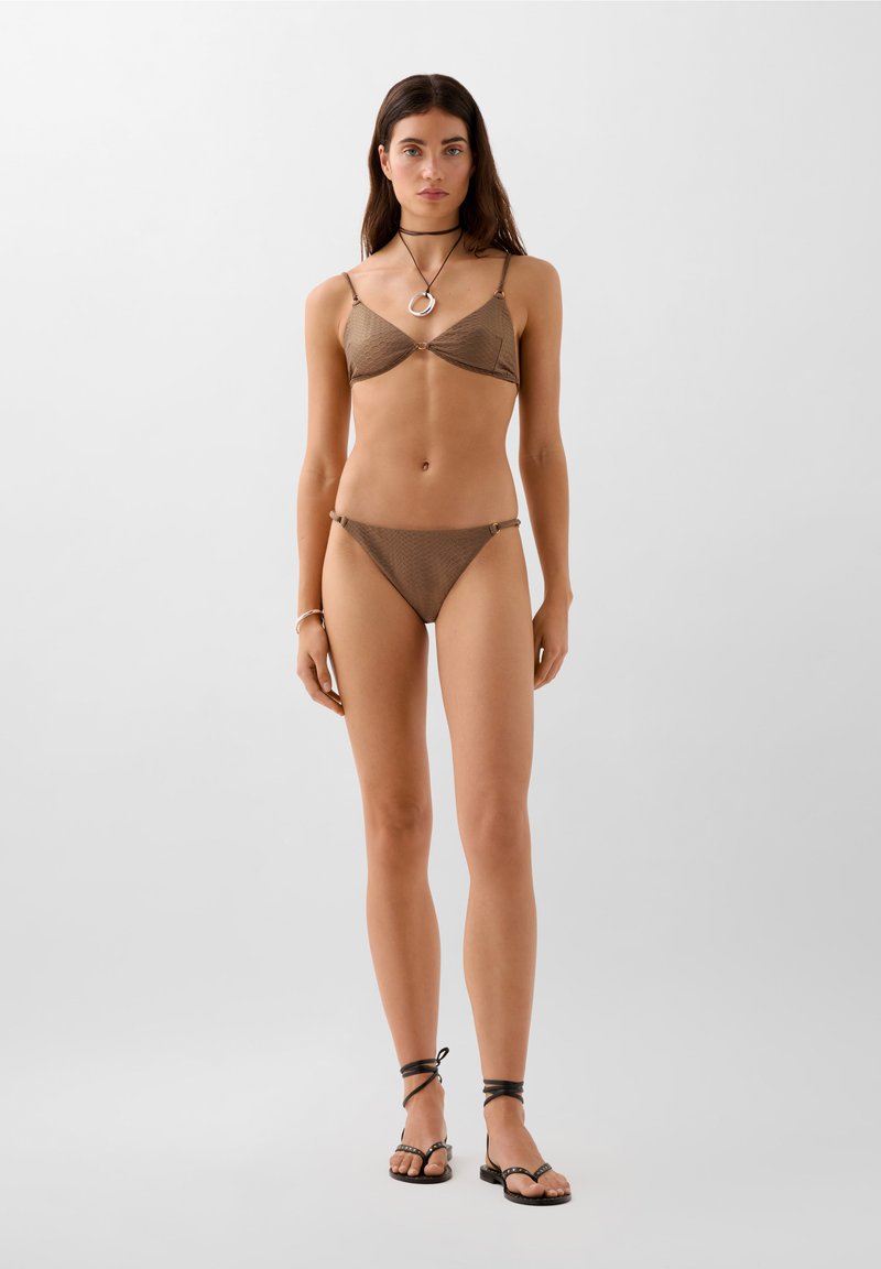 Bikini marrone testurizzato con triangolo superiore e slip a vita bassa, dotato di spalline regolabili e sottili dettagli in metallo.