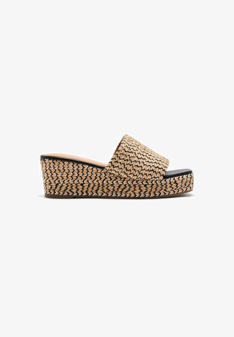 Sandales à talon compensé avec une tige en paille tissée dans des tons naturels et une semelle noire. Présente une large lanière et une surface texturée pour une meilleure adhérence.