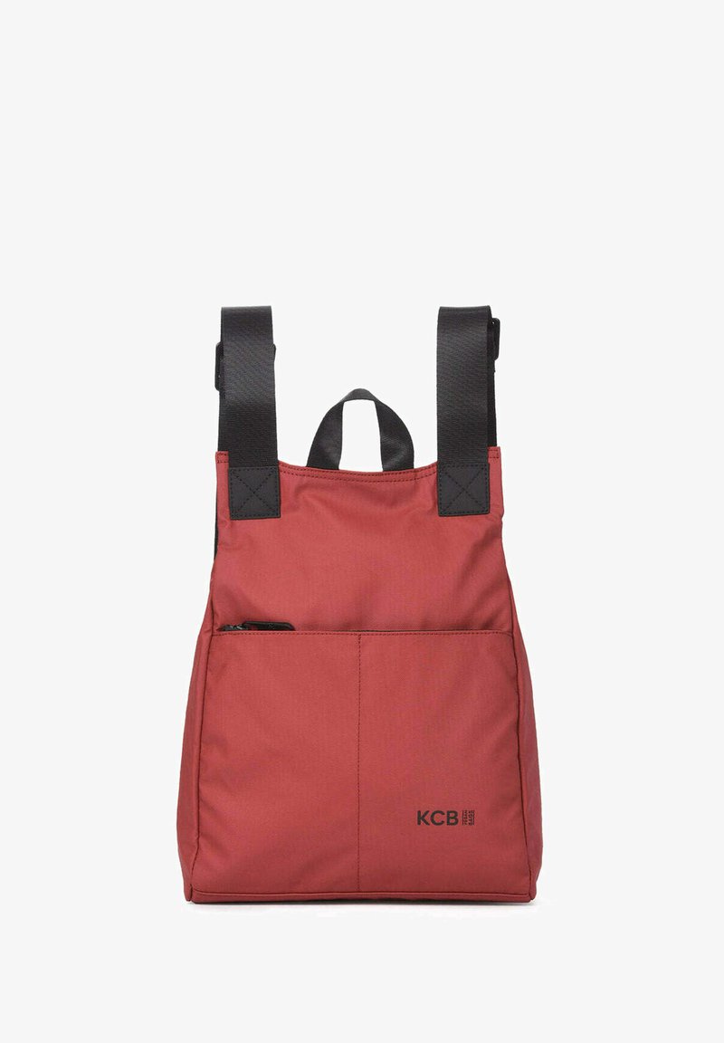 Mochila de tela roja con correas negras, de forma rectangular, bolsillo delantero con cremallera y logo impreso en la parte inferior derecha.