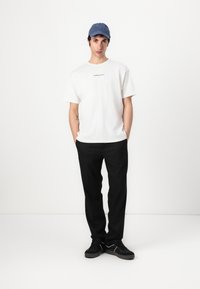 Tommy Jeans LOGO TEE - Trükipildiga T-särk - ecru