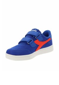 Blauwe sneaker met mesh bovenzijde, twee verstelbare klittenbandsluitingen en een feloranje accent aan de zijkant. Witte rubberen zool.