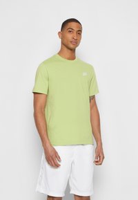 Nike Sportswear CLUB TEE - Navadna majica - vivid green