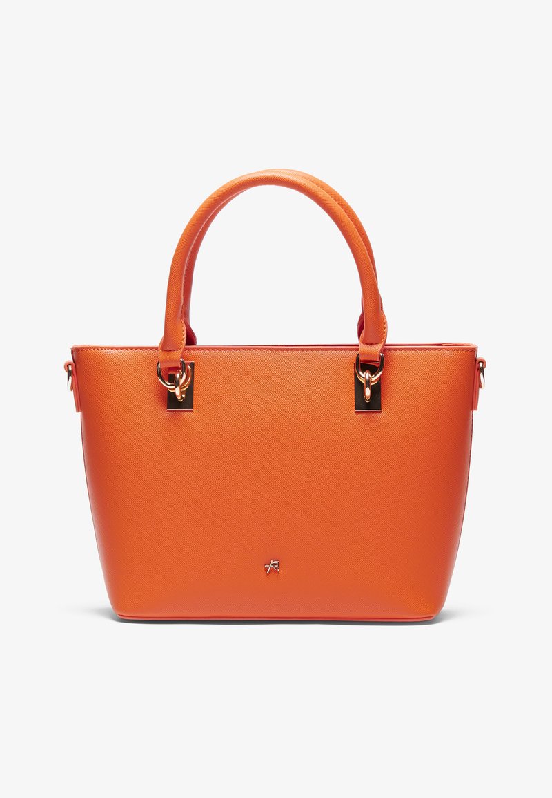 Bolso naranja hecho de material sintético texturizado, con dos asas superiores, acentos de hardware brillante y una forma rectangular estructurada.