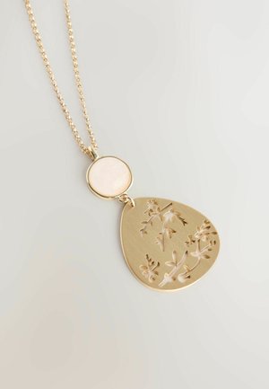 Halskette mit Goldeffekt, mit einem runden, hellrosa Anhänger auf einem tropfenförmigen Charm mit filigranen floralen Ausschnitten. Strukturierte Oberfläche.