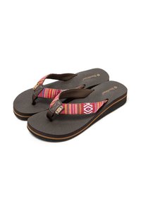 Chanclas marrones con una suela texturizada, que presentan tiras tejidas multicolor con patrones geométricos y un pequeño logotipo de acento.