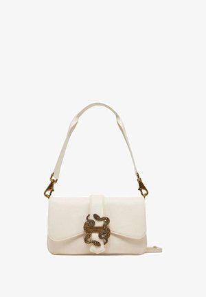 Borsa a mano in pelle bianca con design a ribalta, dotata di una chiusura a forma di serpente testurizzata e di una sottile tracolla con dettagli in tono oro.