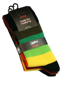 Lot de trois paires de chaussettes à rayures vertes, jaunes et noires avec un dessous rouge. Conçues pour la marche, étiquetées taille 39/42. Texture douce.