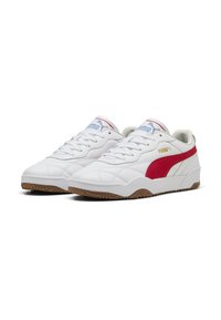Hvide sneakers med røde detaljer, fremstillet af tekstureret læder, med en polstret krave og en gummisål. Logo på tungen og siden i guld.