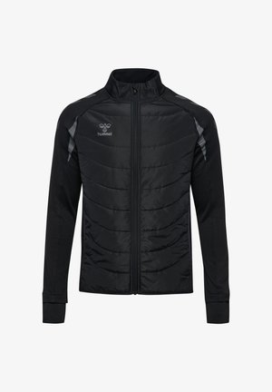 Schwarze leichte Jacke mit durchgehendem Reißverschluss, gestepptem Frontpanel, langen Ärmeln, hohem Kragen und reflektierendem Markenlogo auf Brust und Schultern.