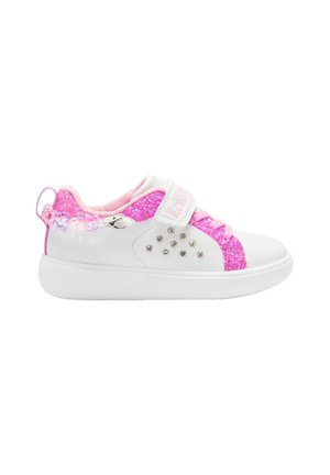 Sneaker bianco con accenti di glitter rosa, una fascia in velcro, tessuto testurizzato e strass decorativi sui lati e sul retro.