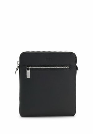 Bolsa de cuero negro con cremallera y tiradores plateados, un bolsillo frontal con cremallera, compacta y rectangular con bordes redondeados.