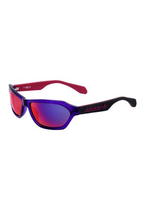 Occhiali da sole sportivi Adidas con frontale viola, lenti specchiate rosse e aste nere e rosse con logo Adidas sul lato.