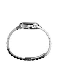 Ruostumattomasta teräksestä valmistettu kello, jossa on hopean- ja mustansävyinen linkkiranneke, pyöreä kotelo ja kaksi sivulla olevaa painiketta. Sileä, kiiltävä pinta.