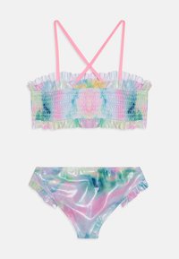 Ensemble de maillot de bain deux pièces avec un bralette smocké en tie-dye pastel et des bords à volants ; bas de bikini assortis avec des tons brillants de rose et de vert.
