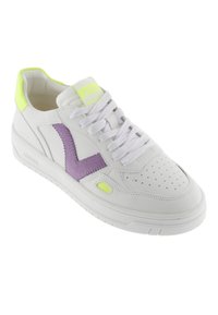 Witte sneaker met paarse suède accenten en neongele hieldetails. Beschikt over perforaties in de neus en witte veters. Rubberen buitenzool voor grip.