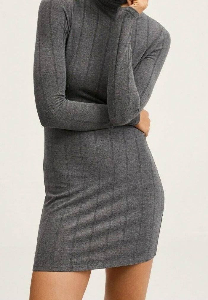 Szara sukienka z golfem, w prążki, z długimi rękawami i dopasowanym fasonem, charakteryzująca się pionowymi paskami i miękką teksturą.