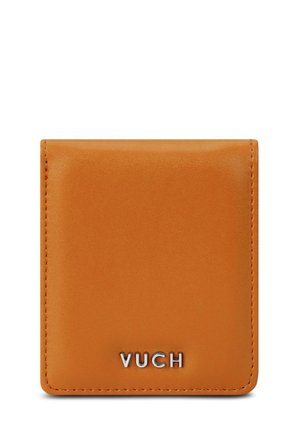 Orangene Lederbörse mit glatter Textur, ausgestattet mit einem metallischen "VUCH"-Logo auf der Vorderseite und ordentlichen Nähten entlang der Kanten.