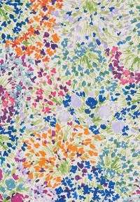Tessuto floreale con uno sfondo bianco decorato da vivaci gruppi di fiori arancioni, blu, rosa e verdi, creando un motivo vivace.