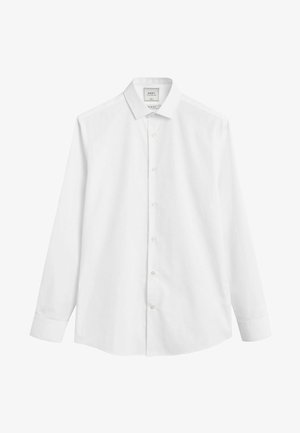Camisa blanca ajustada de vestir con cuello abotonado, mangas largas y una textura suave. Presenta una fila de botones y un branding mínimo.