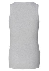 Grijze geribbelde tanktop met een ronde halslijn en een mouwloos ontwerp. Gladde textuur, getailleerde pasvorm en geen zichtbare hardware of accessoires.