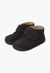 Scarpe in suede grigio scuro con una pratica striscia in Velcro e punta arrotondata, dotate di una suola in gomma nera flessibile per maggiore aderenza e comfort.