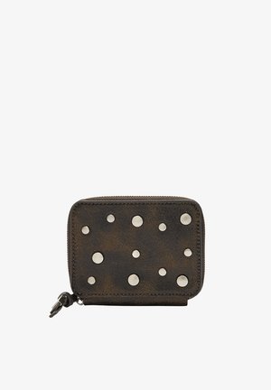 Brązowy skórzany portfel o prostokątnym kształcie, z detali w formie srebrnych nitów oraz zamkiem błyskawicznym po jednej stronie. Teksturowana powierzchnia z przetarciami.