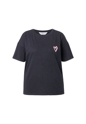 Schwarzes T-Shirt mit kurzen Ärmeln und einem kleinen pinken Herz-Graphic auf der linken Brust sowie einem runden Halsausschnitt.