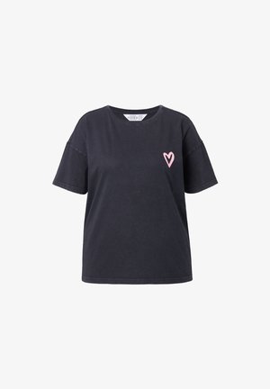 Schwarzes T-Shirt mit kurzen Ärmeln und einem kleinen pinken Herz-Graphic auf der linken Brust sowie einem runden Halsausschnitt.