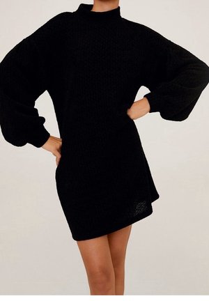 Robe noire en tricot avec un col haut, des manches surdimensionnées et volumineuses, et une coupe décontractée, présentant un motif texturé et une fente sur le côté.